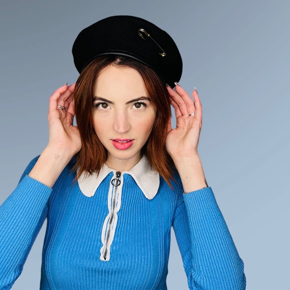 Black Beret with Gold Pin and Long Velvet Bow main image 5